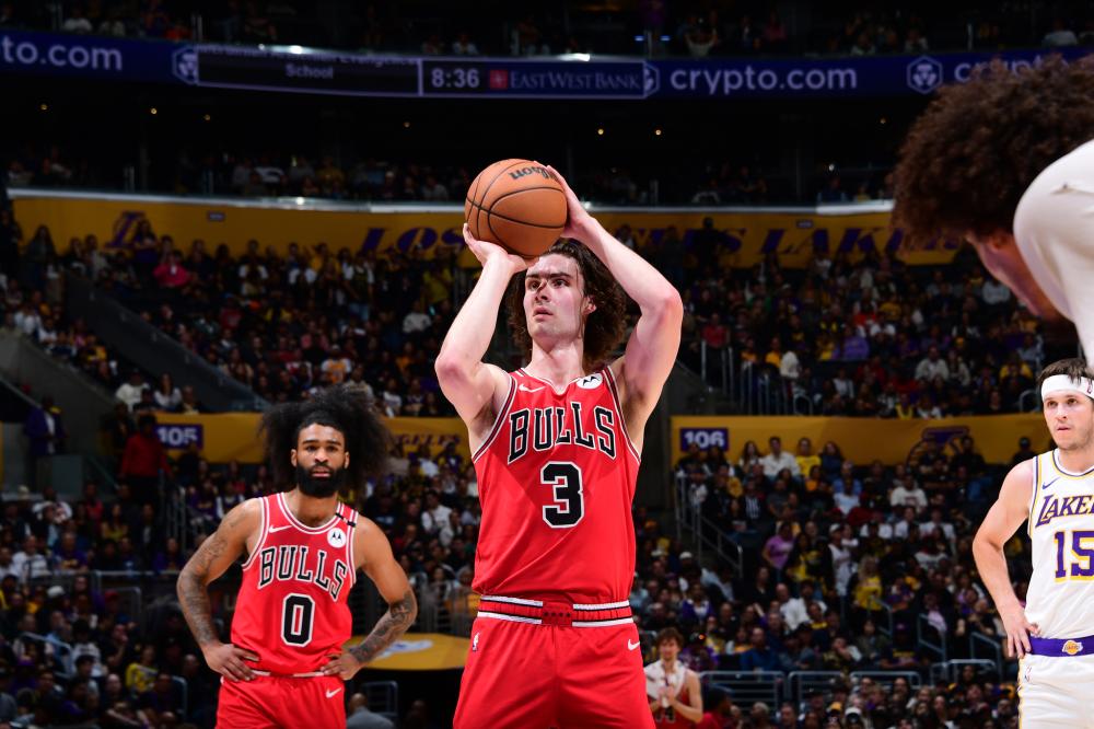 吕迪格的防守是站在那里干瞪嘛，比斯洛特先下课的估计是阿隆索